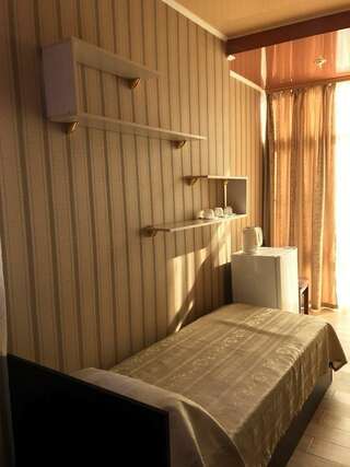 Гостевой дом Сафари Астрахань Номер улучшенный семейный с 1 односпальной и 1 двуспальной кроватью-4