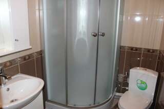 Гостевой дом Сафари Астрахань Номер стандарт улучшенный с 1 двуспальной кроватью-3