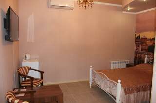 Гостевой дом Сафари Астрахань Номер эконом с 1 двуспальной кроватью-2