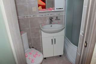 Гостевой дом Сафари Астрахань Номер люкс свадебный с 1 двуспальной кроватью-3