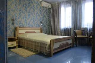 Гостевой дом Сафари Астрахань Номер стандарт улучшенный с 1 двуспальной кроватью-1